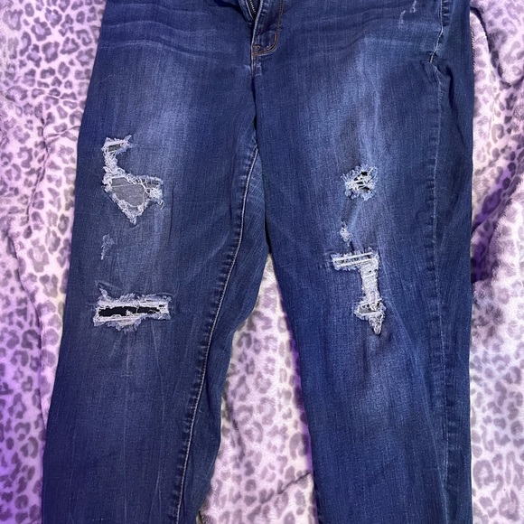 PATCHED RIPPED JEANS - Picture 1 of 6